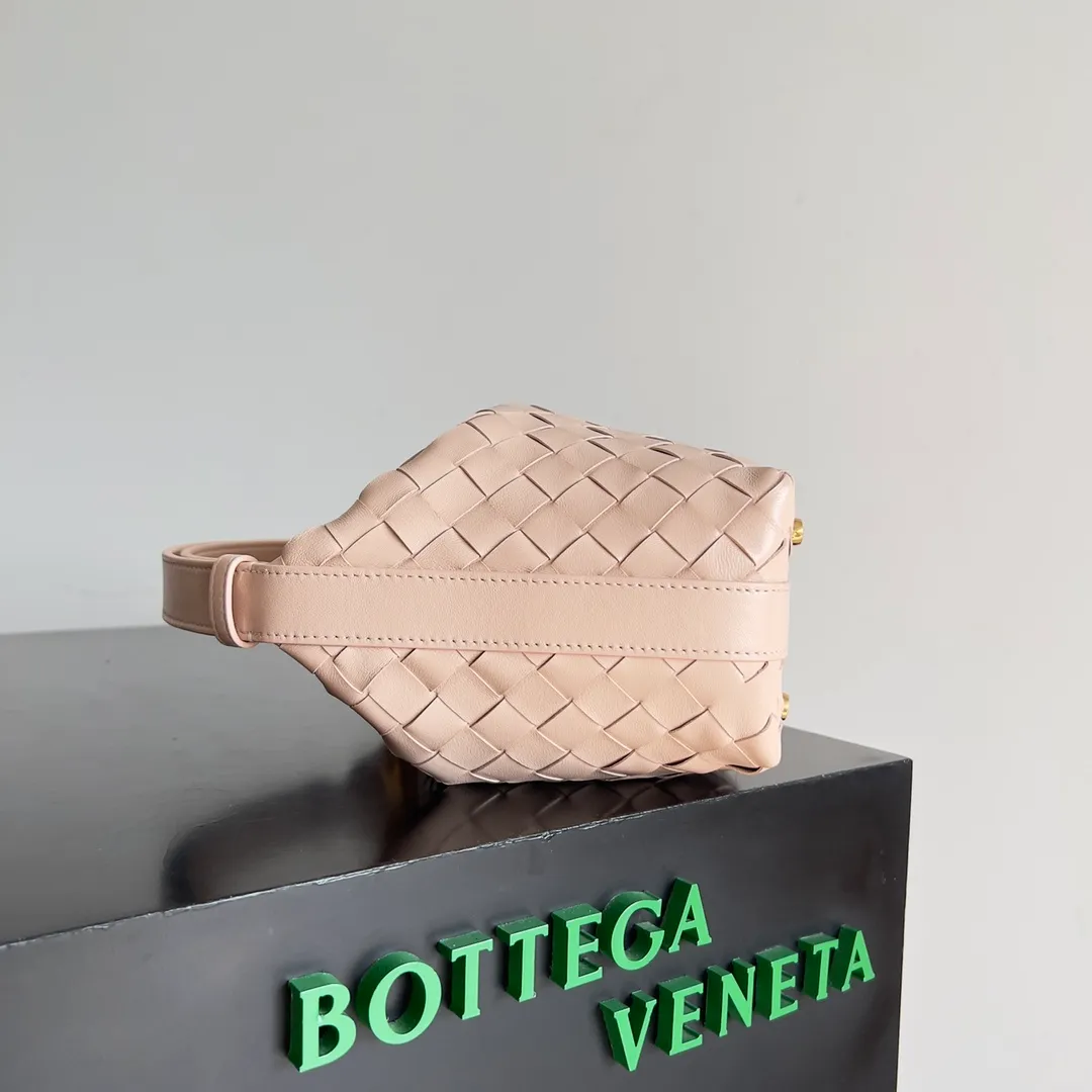 Batch 1360 It is predicted that BV Bottega’s lunch bag will be popular again this year. The entire bag is made of top nappa lambskin, which is very soft and lightweight. It also uses the intrecciato weaving process that the two founders spent several months developing from the beginning of the brand. It is completely hand-woven by Italian craftsmen. It perfectly reflects the craftsmanship of Bottega. The entire bag shape is also a very practical and popular lunch box bag type. The slightly curved arc of the bag mouth can also better fit our wrists. Style number: 754443 Size: 22*13*9